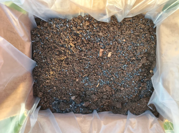 Primer plano de la textura de compost maduro y carbón