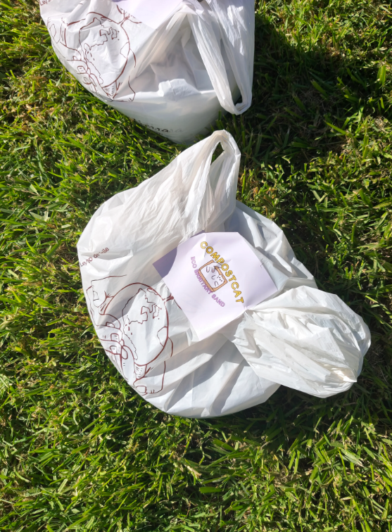 Bolsas Compostcat en césped natural